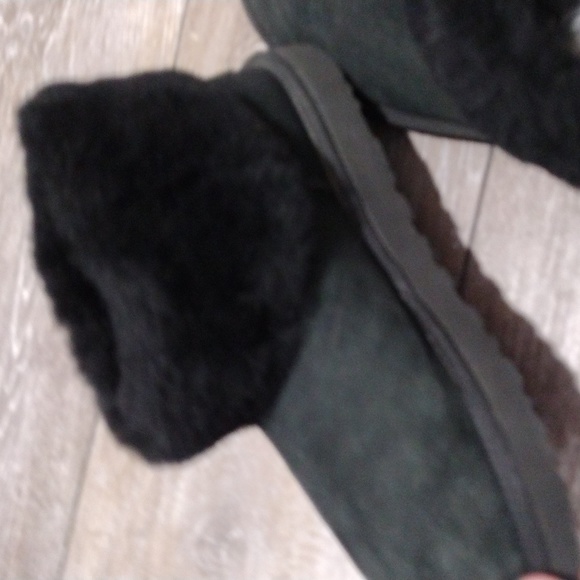 UGG black shearling ankle boots. In great condition. Size 10 - Picture 7 of 8